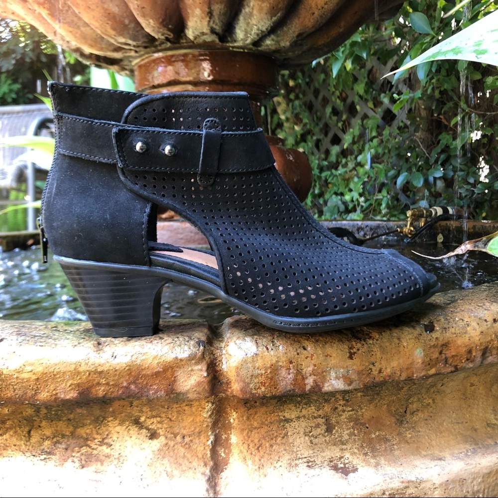 New-In-Box Earth Leather Sandals